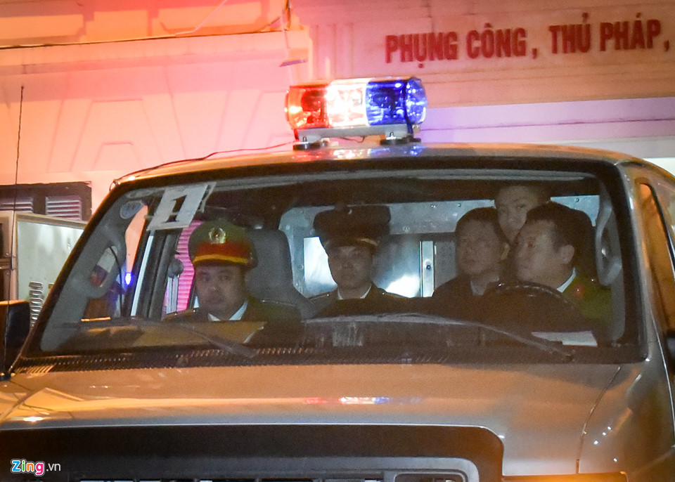 Hàng chục cảnh sát dẫn giải ông Đinh La Thăng và đồng phạm rời tòa